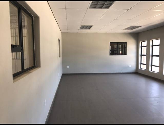 350M² WAREHOUSE TO LET IN CLEVELAND